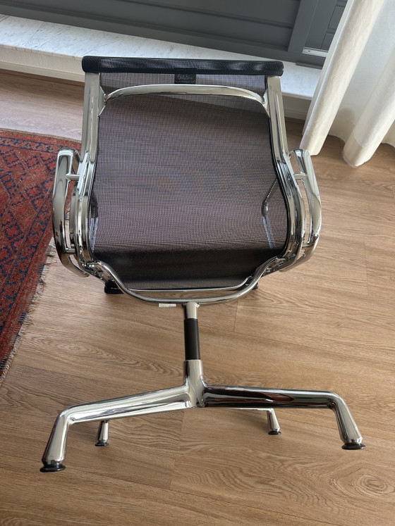 Lot de deux Vitra Eames Aluminium Chairs EA 107 originales, conçues par Charles & Ray Eames. (photo 13 of 14)
