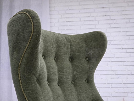 Image 1 of 1960er Jahre, dänischer Hochlehnersessel, grüner Möbelvelours, Teakholz.