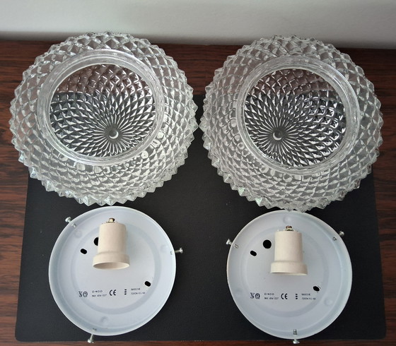Image 1 of 2 lampade da soffitto vintage Rilievo di ananas Rosone da soffitto massiccio e bianco