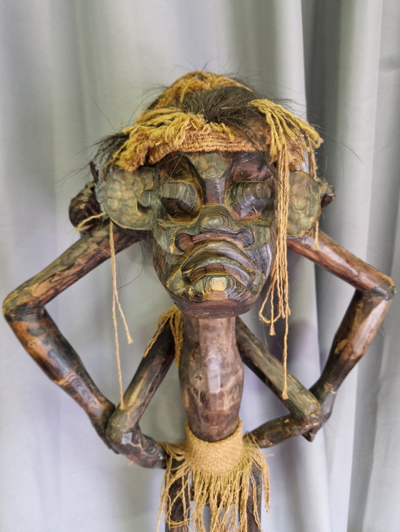 Image 1 of Un grande verme con un piccolo verme sulla schiena