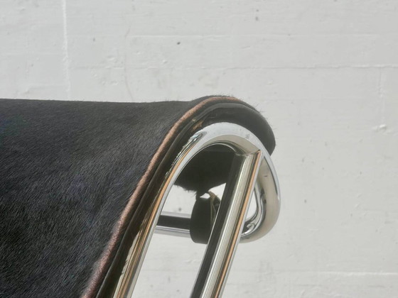 Cassina LC4 Chaises longues en Peau de Poney – Le Corbusier, Pierre Jeanneret & Charlotte Perriand – Metal (photo 22 of 26)