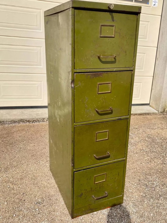 Image 1 of Antieke metalen archiefkast in militaire stijl met 4 laden, geschikt voor archivering, opslag of het ordenen van documenten.