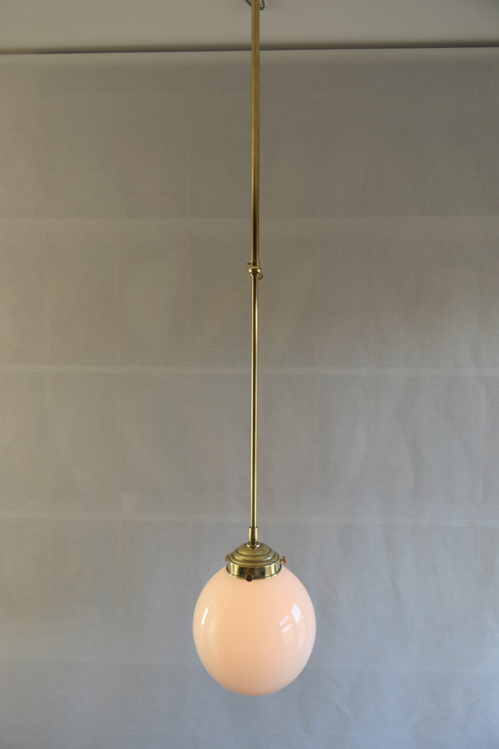 Image 1 of Art Déco – 3 lampade da scuola, lampadario a sospensione con vetro opalino e struttura in ottone - Altezza regolabile