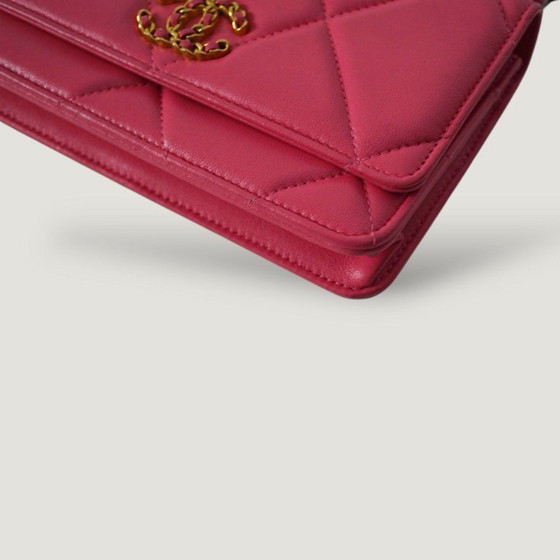 Image 1 of CHANEL PORTEMONNEE AAN KETTING 19