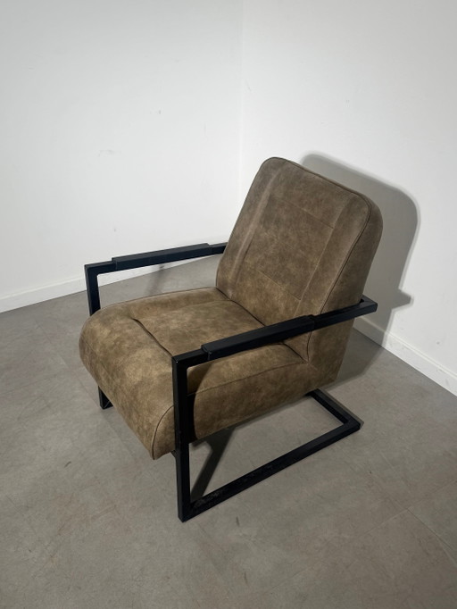 Industriële loungestoel – Taupekleurige bekleding en zwart metalen frame – fauteuils (photo 2 of 4)