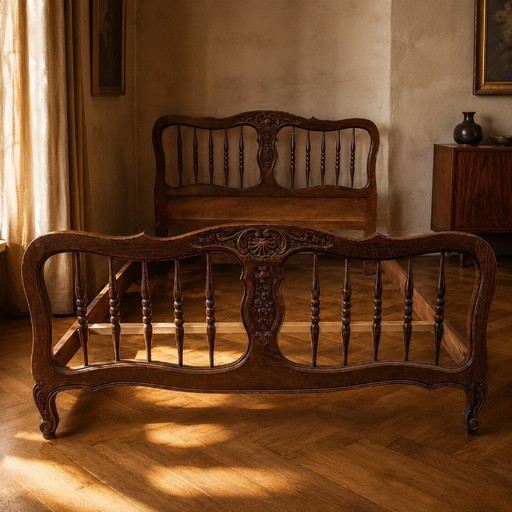 Struttura letto vintage in legno intagliato, con testiera e pediera ornamentali, prima metà del XX secolo.