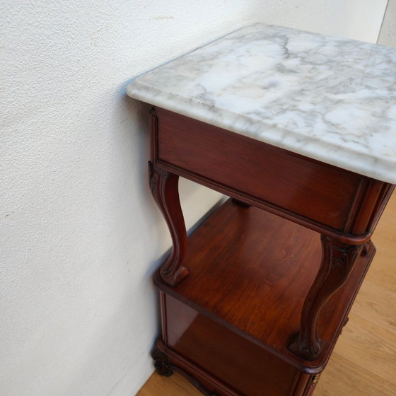 Image 1 of Table de chevet ancienne vintage avec plateau en marbre