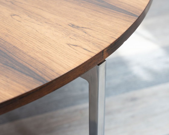 Image 1 of Table basse ronde des années 1970, au grain d'une beauté remarquable.