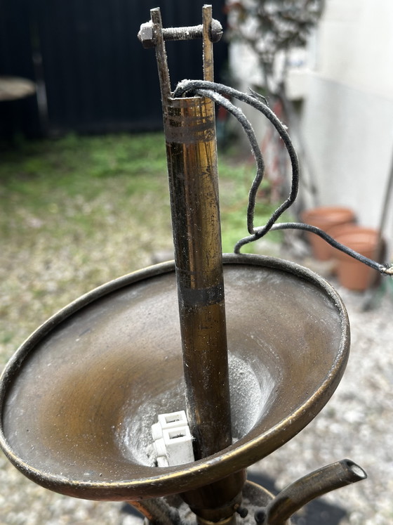 Image 1 of Lampadario vintage anni '50 a 8 bracci in ottone e vetro satinato bianco e oro.