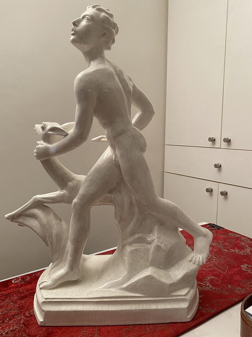 Giovane nudo con cervo