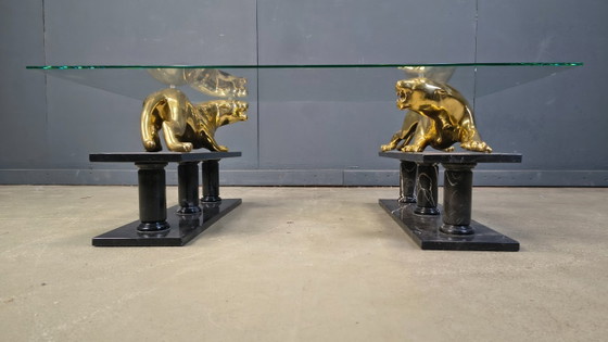 Image 1 of Mesa de centro con forma de jaguar, hecha de latón y mármol, década de 1970.