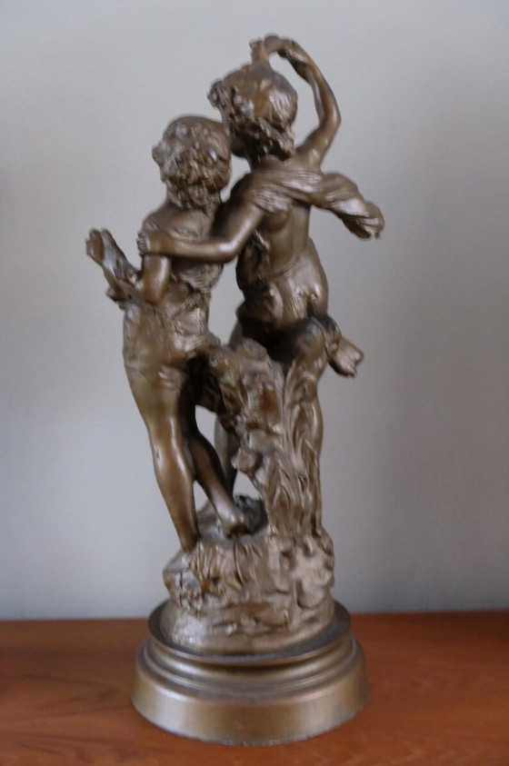Una estatua dorada/cobriza de un niño y una niña jóvenes enamorados. – Esculturas, Metal (photo 16 of 19)
