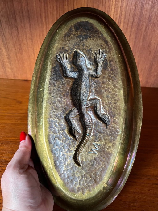 Rarität! Massive Messingschale mit einem erhabenem Salamander. Vermutlich ein Besuchskartentablett des Art Deco. Handarbeit. 