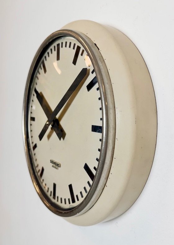 Orologio da parete industriale beige di fabbrica Siemens Austria, anni '60 – Vetro, Ferro (photo 4 of 17)