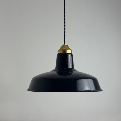 Lampada a sospensione industriale antica, smaltata, per officina.