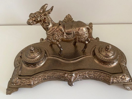 Écritoire à Double Encriers Modèle Atypique Métal Doré Patiné Décor Mulet Orient