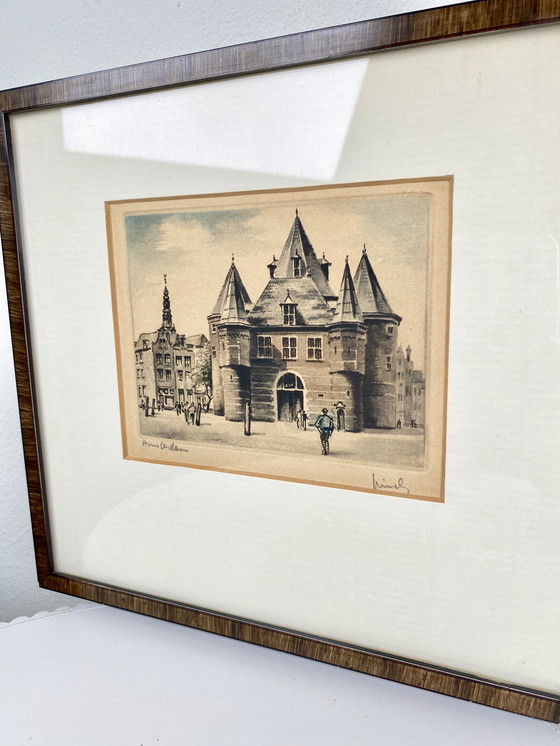 Image 1 of Petite impression d’art vintage de De Waag, Amsterdam / Nieuwmarkt dans un cadre vintage en bois - Œuvre d’art traditionnelle né