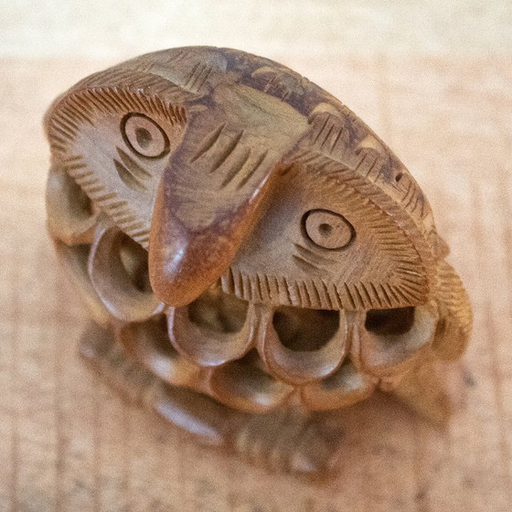 Image 1 of Figura de búho tallada en madera: escultura de ave hecha a mano al estilo del arte popular Jali.