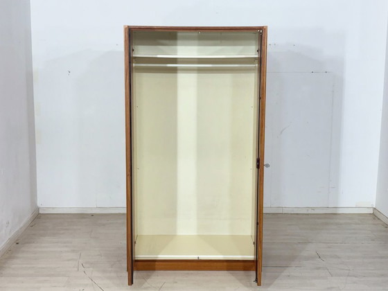 Image 1 of Hoogtepunt van Deens design: Tijdloze teakhouten kledingkast