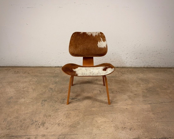 Image 1 of Eames Plywood Group LCW-stoel voor Vitra, ontworpen door Charles & Ray Eames, jaren 2000.