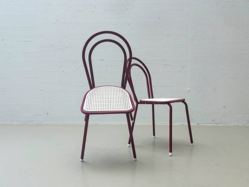 Sedie da bistrot con struttura bordeaux e sedile in plastica, anni '80 – kuipstoelen