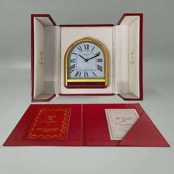 Image 1 of Cartier "Romane" reis- en bureauwekker uit de jaren 80, verguld met 18 karaats goud, inclusief originele doos en papieren.