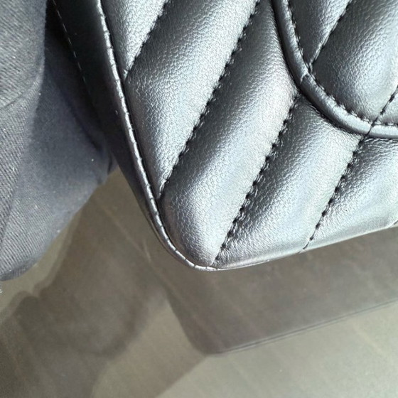 Image 1 of Chanel Classic Flap Mini - Chevron Lamsleer Zwart Goudkleurige Hardware Serie 26