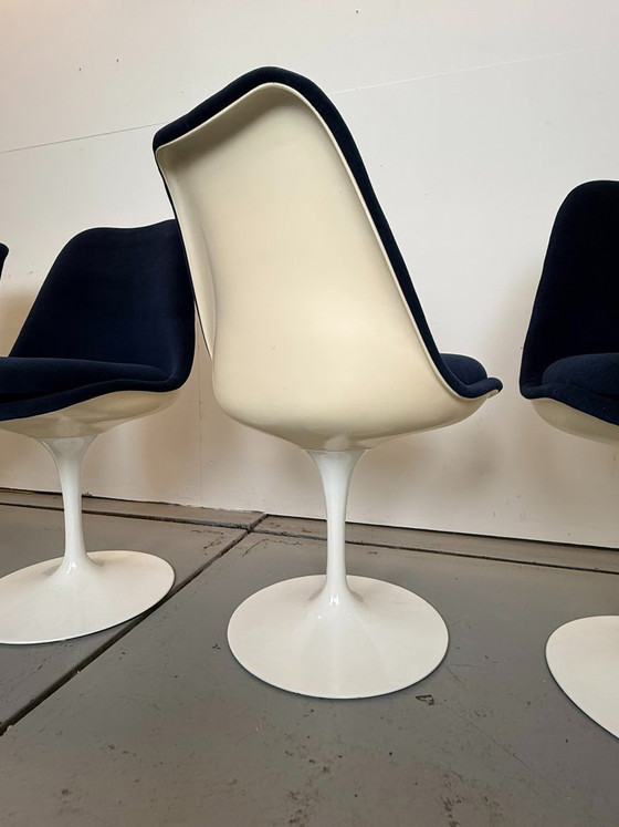Image 1 of 6 sedie Seat Side rivestite in velluto blu, disegnate da Eero Saarinen per Knoll nel 1970.