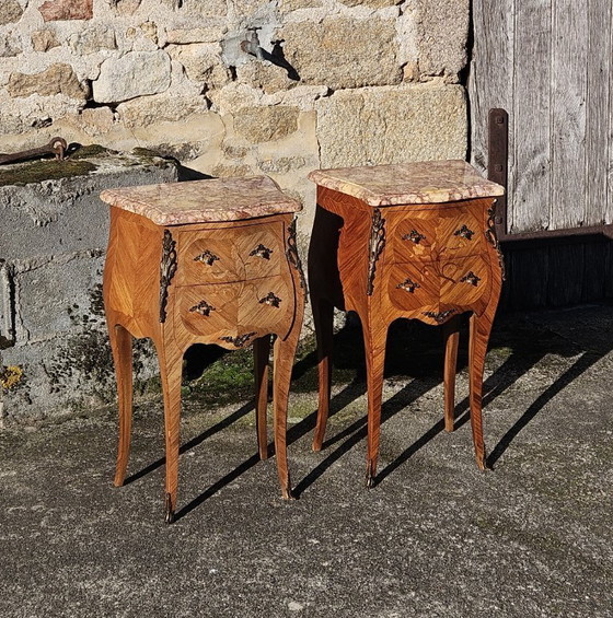 Image 1 of Set van 2 Franse vintage marqueterie nachtkastjes - Marmeren en houten nachtkastjes - Louis XV-stijl - jaren 70