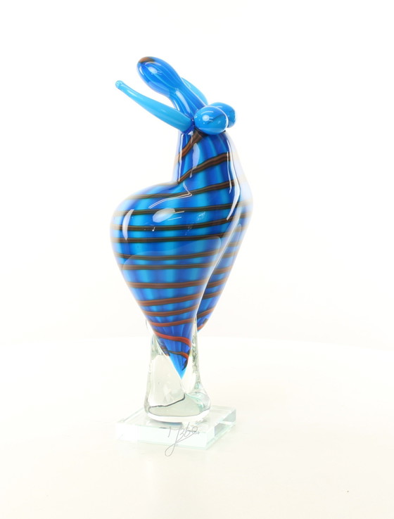 Image 1 of Una figura de cristal de estilo Murano de una bailarina.