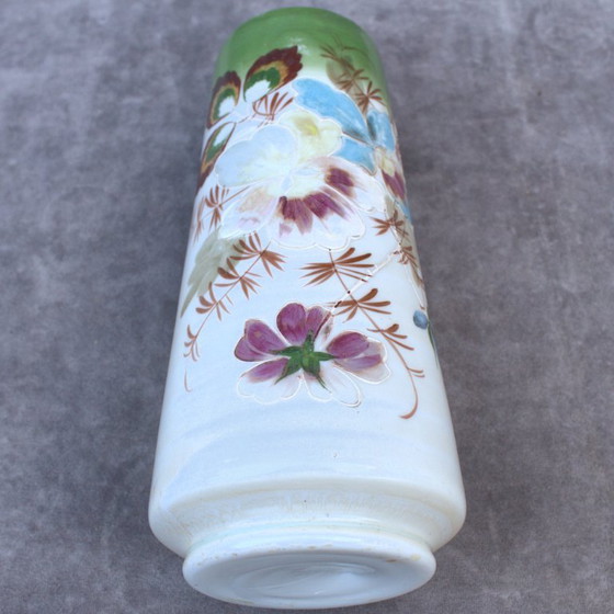 Image 1 of Vaso antico in opalino con dipinto floreale