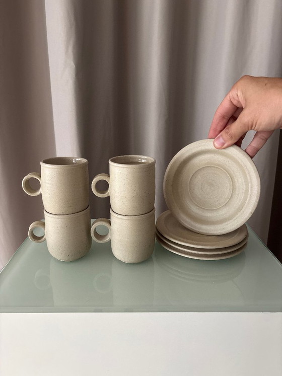 Tazze e piattini in ceramica fatti a mano, set da quattro, Stoviglie, Beige, Organic Modern (foto 5 di 11)