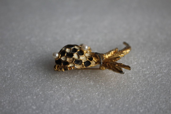 Image 1 of Vintage broche, abstract vismotief, goudkleurig metaal met emaille en parels.