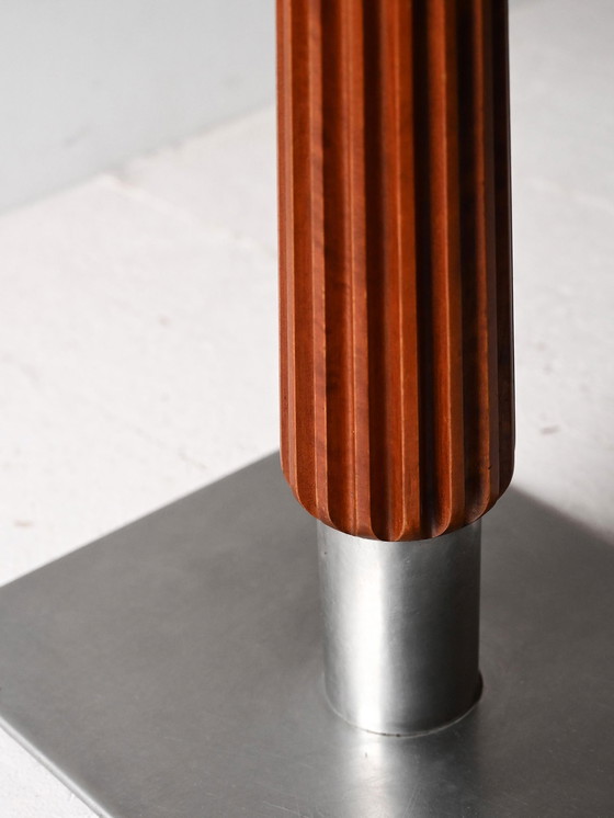 Image 1 of Tavolo da bar in mogano con base in acciaio e stelo intagliato