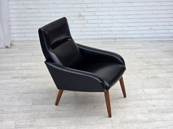 Image 1 of Deense fauteuil uit de jaren 70, zwart kunstleer, poten van teakhout.