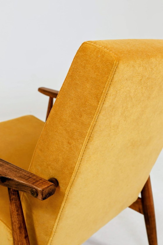 Image 1 of Moderner, langer Sessel aus gelbem Samt im skandinavischen Design