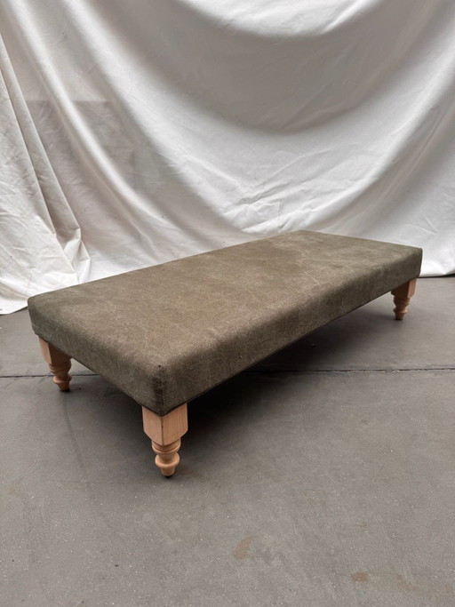 Vast gestoffeerde pouf