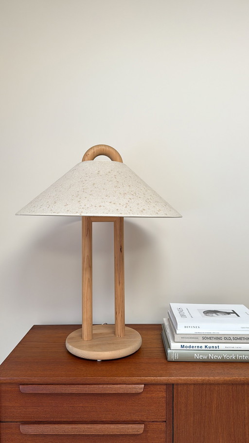 LYS Denmark Vintage-Tischlampe aus Holz mit beigem Griff