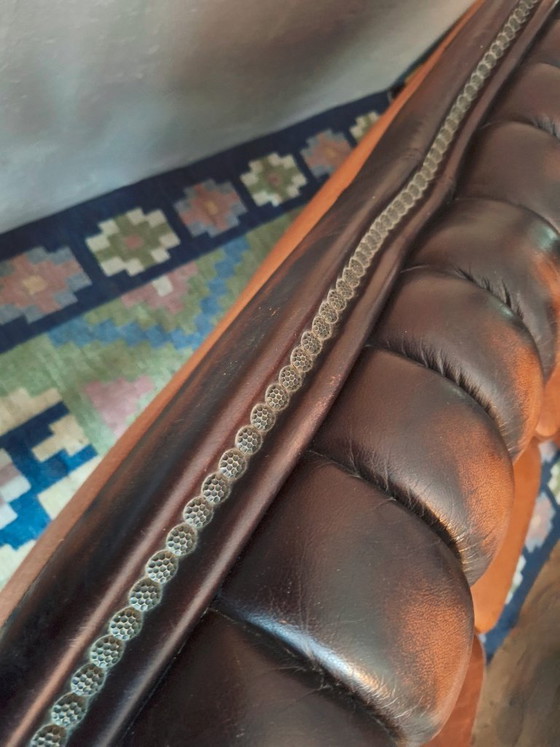 Image 1 of Divano Chesterfield a 3 posti in pelle color castagna