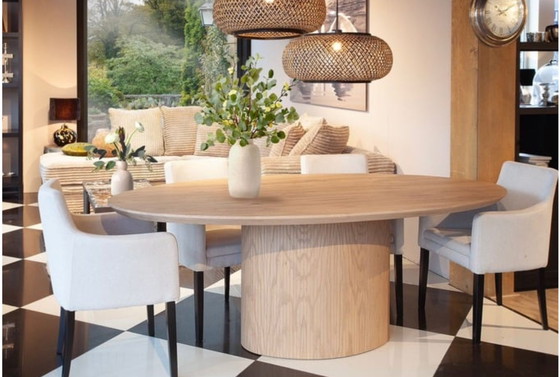 Image 1 of Ovaler Esstisch aus Eiche 1 Stück