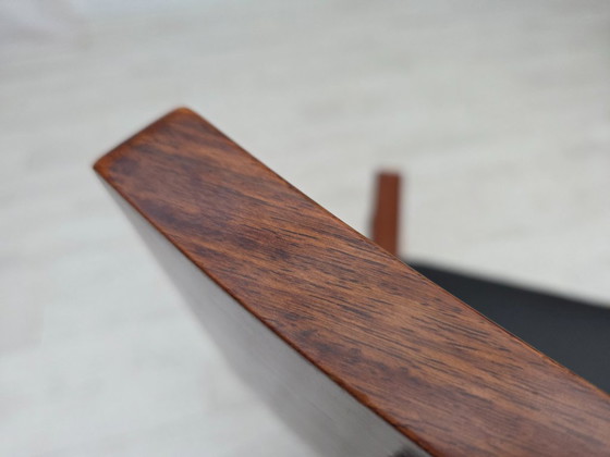 Image 1 of Jaren 1920-1930, Set van 2 fauteuils, ontwerp naar Georges Jacob, gesneden teakhout, leer, opnieuw gestoffeerd.