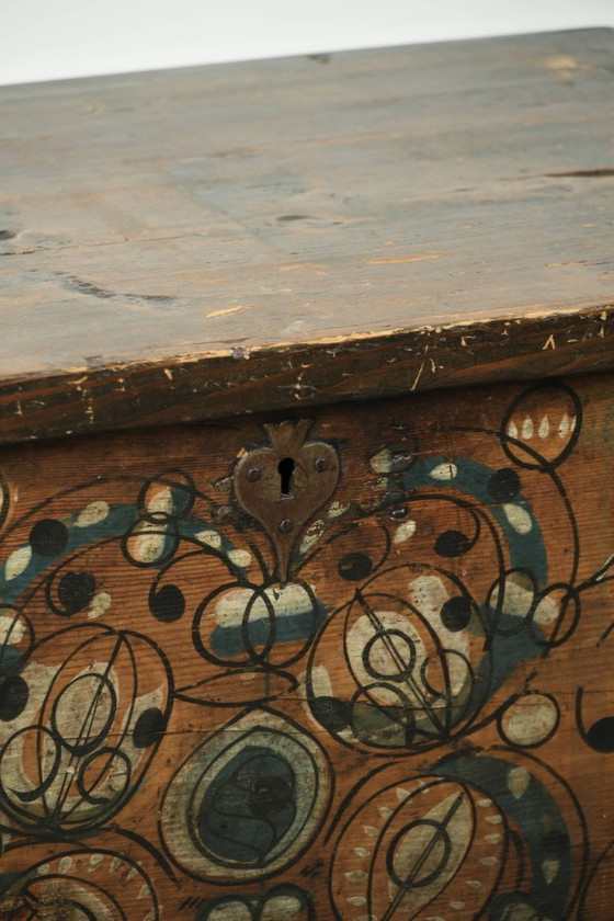Image 1 of Subtiele en Decoratieve Met de Hand Beschilderde Antieke Oostenrijkse Bruid Kist Met Karakter