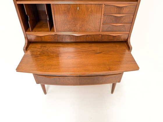 Image 1 of Erling Torvits Notenhouten secretaire met golvend front, Denemarken, jaren 60