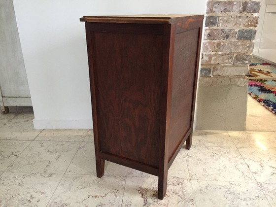 Image 1 of Nachtkastje met kompasvormige poten