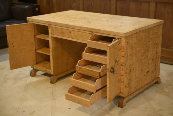 Image 1 of Engels bureau van berkenhout met inlegwerk in bijenmotief, jaren 1950