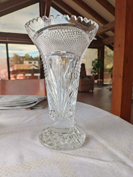 Vase en verre taillé anglais