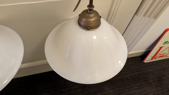 Image 1 of Deux lampes suspendues vintage de style Art déco, abat-jour opalin