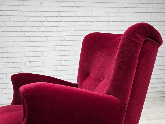 Image 1 of Fauteuil danois des années 60, velours d'ameublement rouge cerise, pieds en bois de hêtre.