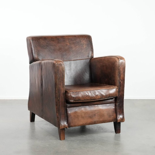 Poltrona dal design elegante e senza tempo realizzata in pelle di pecora con splendidi colori intensi