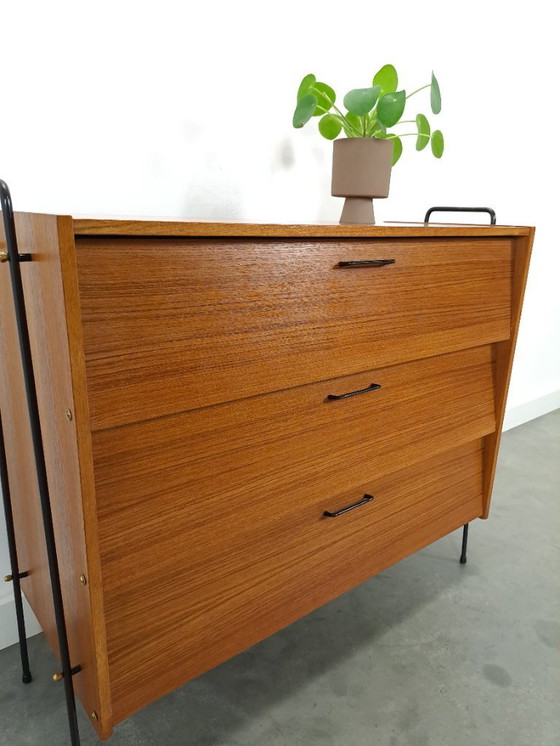 Image 1 of Scarpiera di design in teak Ilse con gambe in metallo nero
